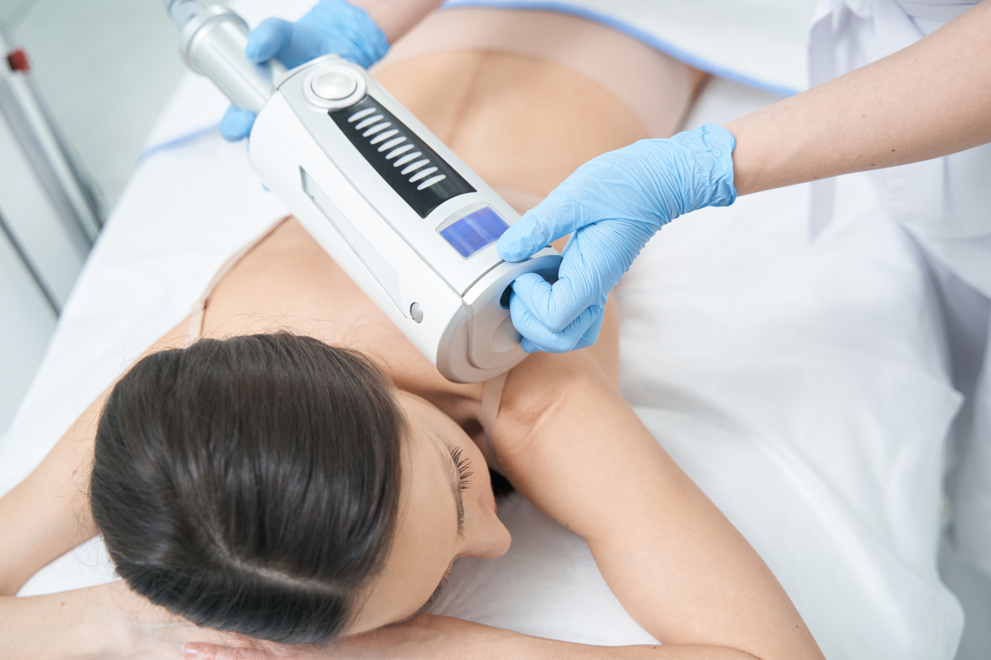 Beautician conducting wrinkles removal on back with endosphere